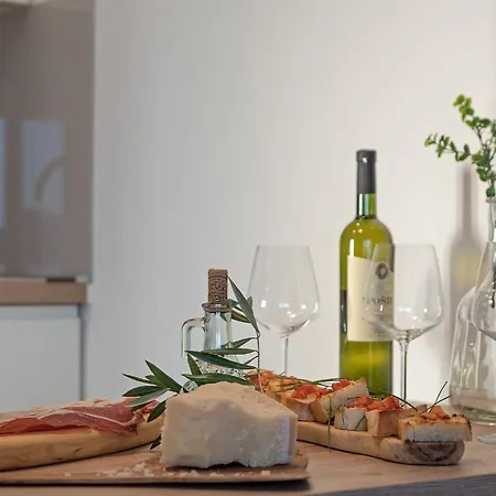 Arka Trogir - דירה