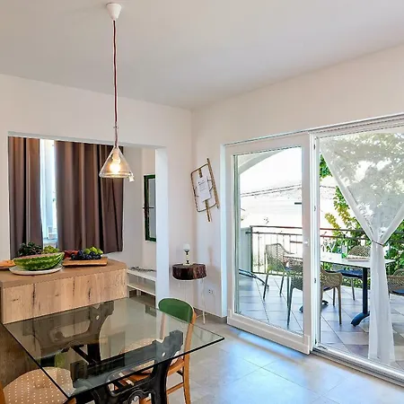 Arka Trogir - דירה סגט ווראנייצה