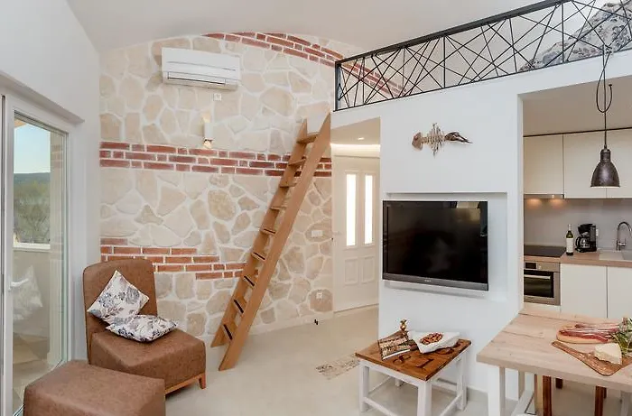 Arka Trogir - * سيغيت فغانييتْسا